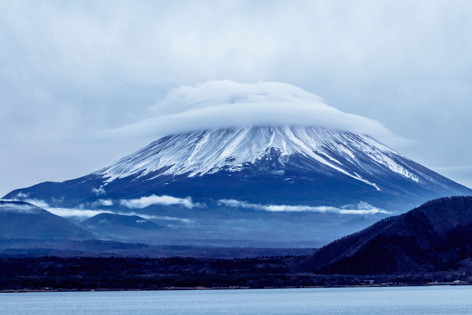 山梨県 初冬の光景（本栖湖からの眺望）富士山